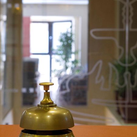 Hotel Avenida Requena Luaran gambar