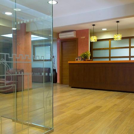 Hotel Avenida Requena Luaran gambar