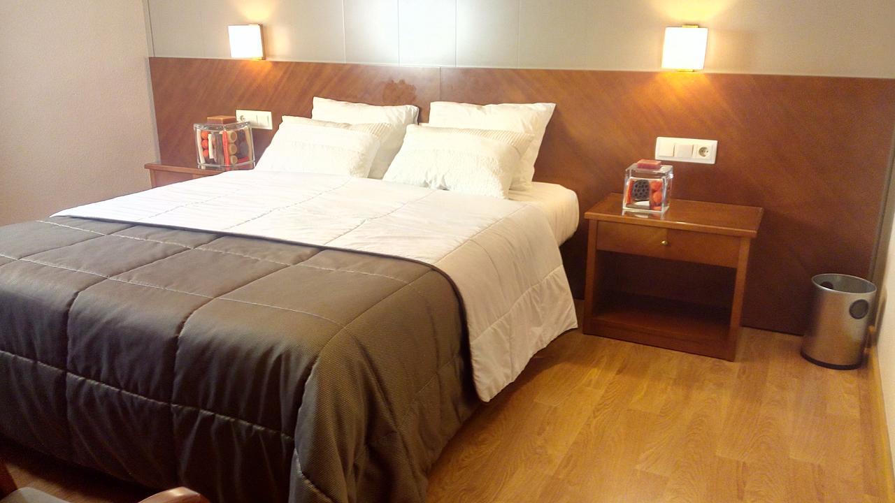 Hotel Avenida Requena Luaran gambar