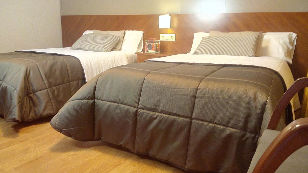 Hotel Avenida Requena Luaran gambar
