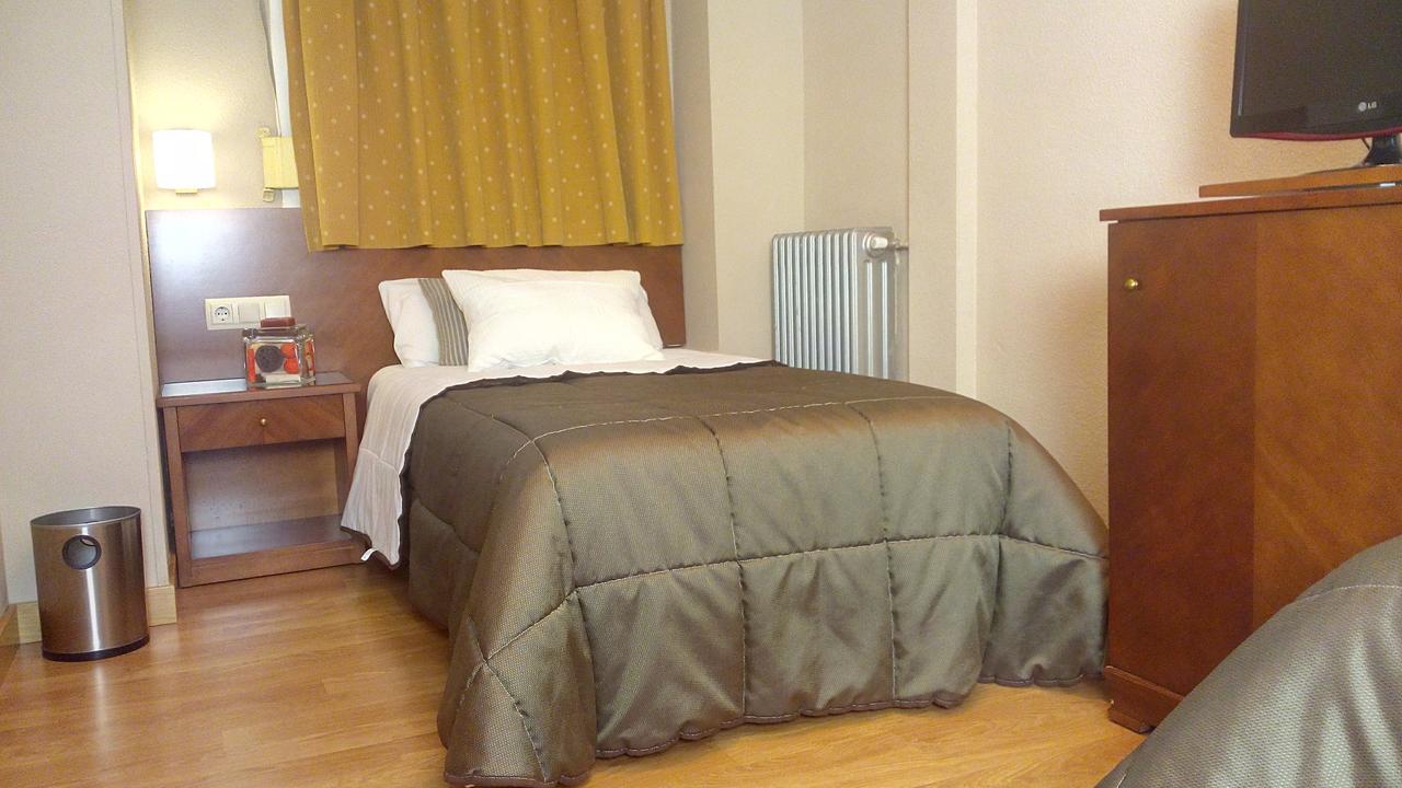 Hotel Avenida Requena Luaran gambar