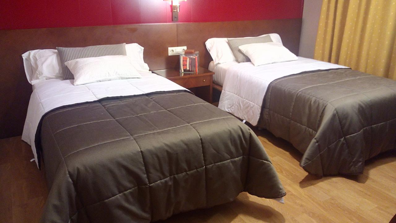 Hotel Avenida Requena Luaran gambar