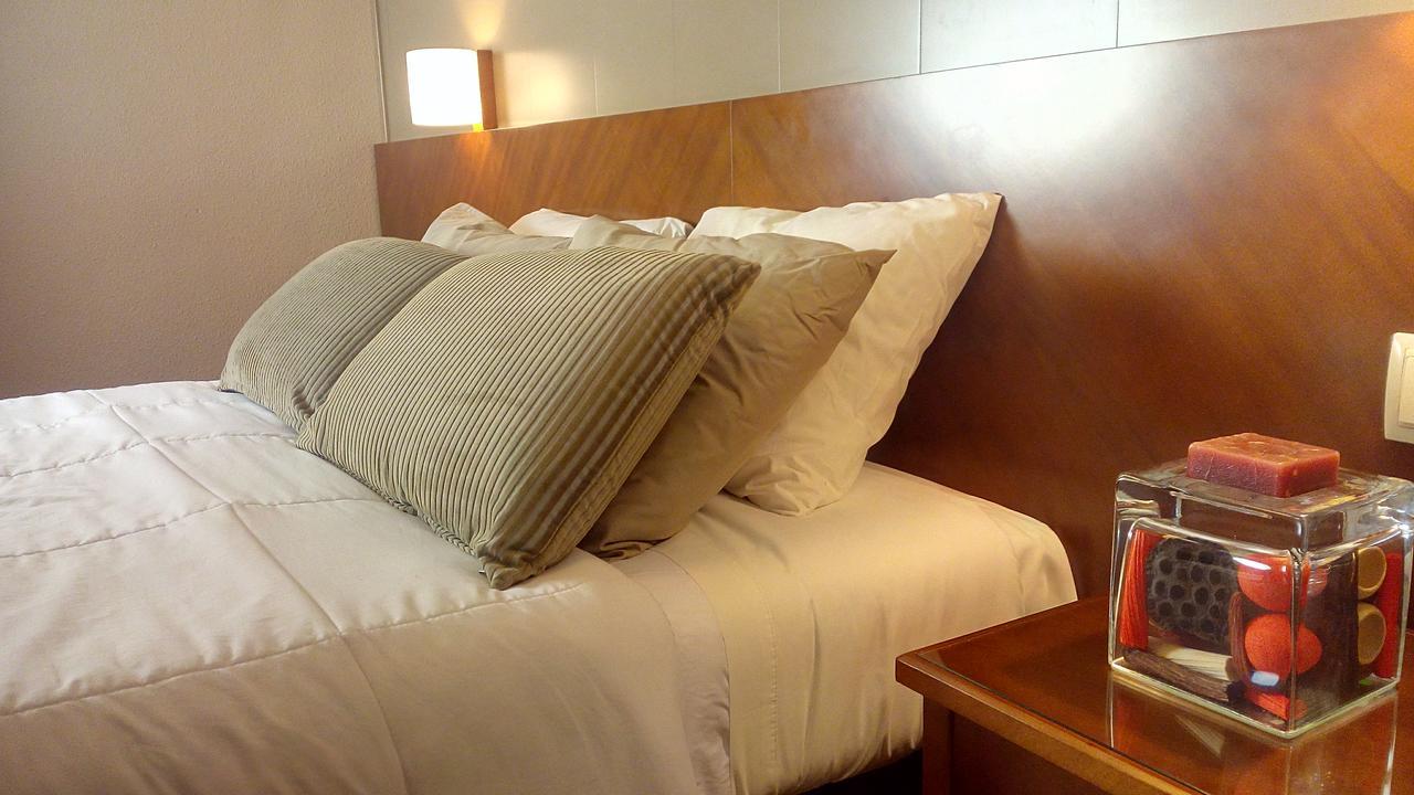 Hotel Avenida Requena Luaran gambar