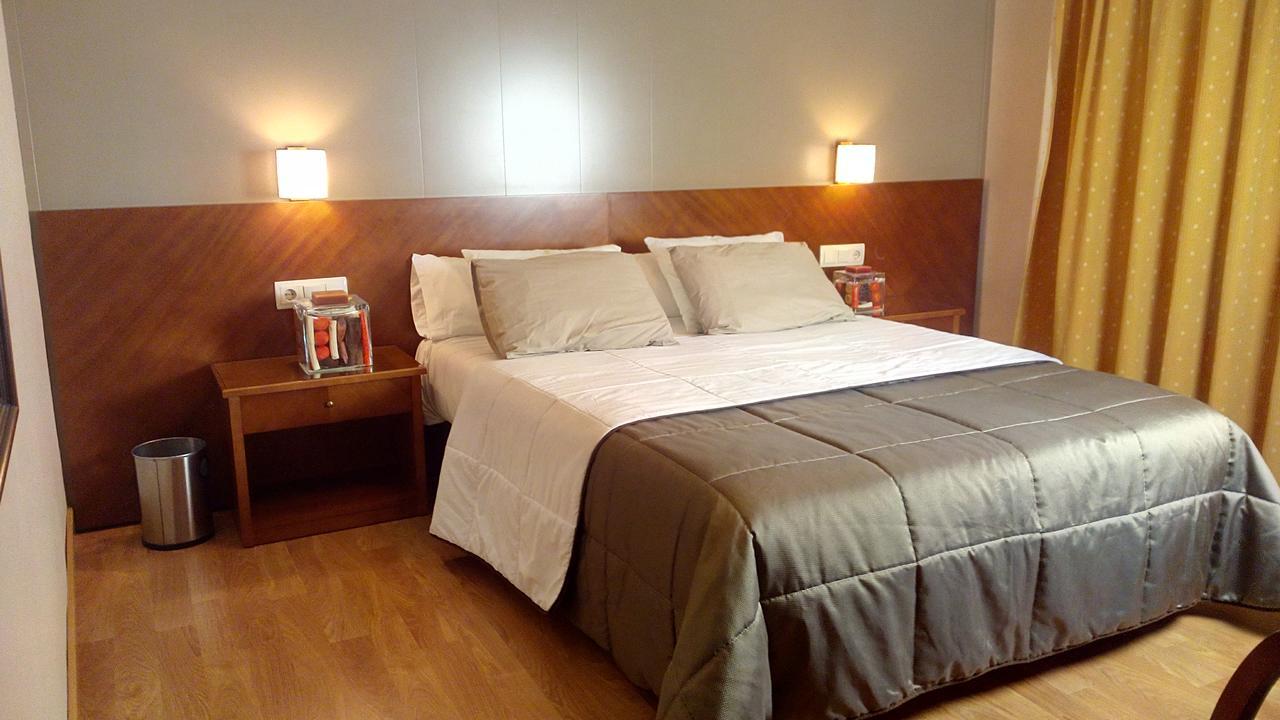 Hotel Avenida Requena Luaran gambar