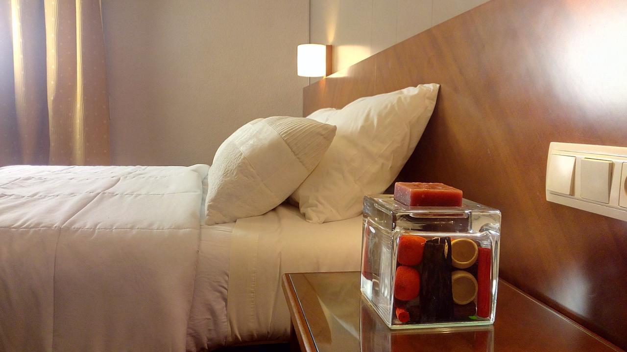 Hotel Avenida Requena Luaran gambar
