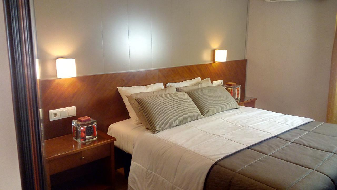 Hotel Avenida Requena Luaran gambar